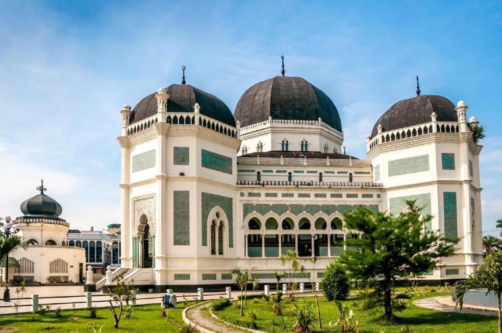 Oyo 1557 Bungas Guest House Medan Kültér fotó