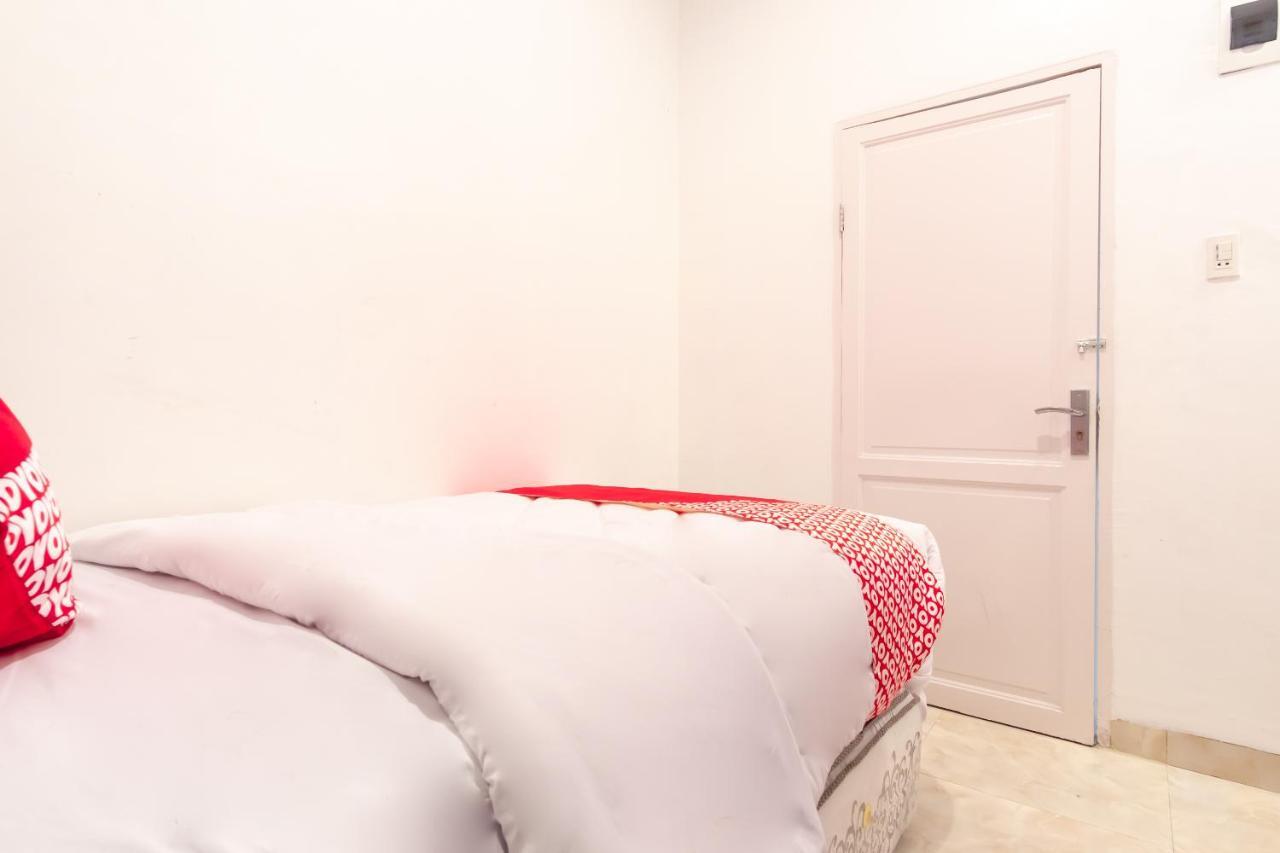 Oyo 1557 Bungas Guest House Medan Kültér fotó