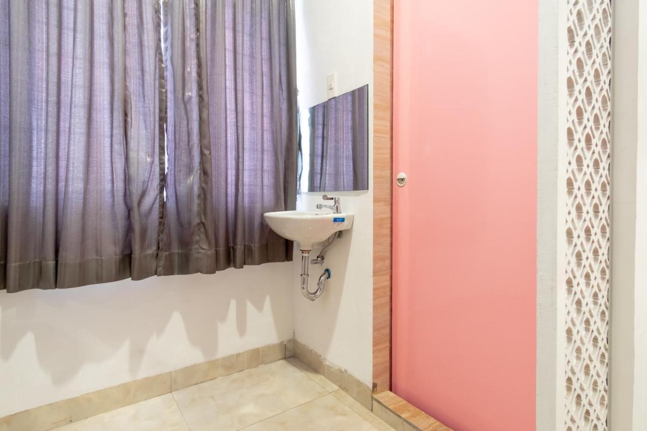 Oyo 1557 Bungas Guest House Medan Kültér fotó