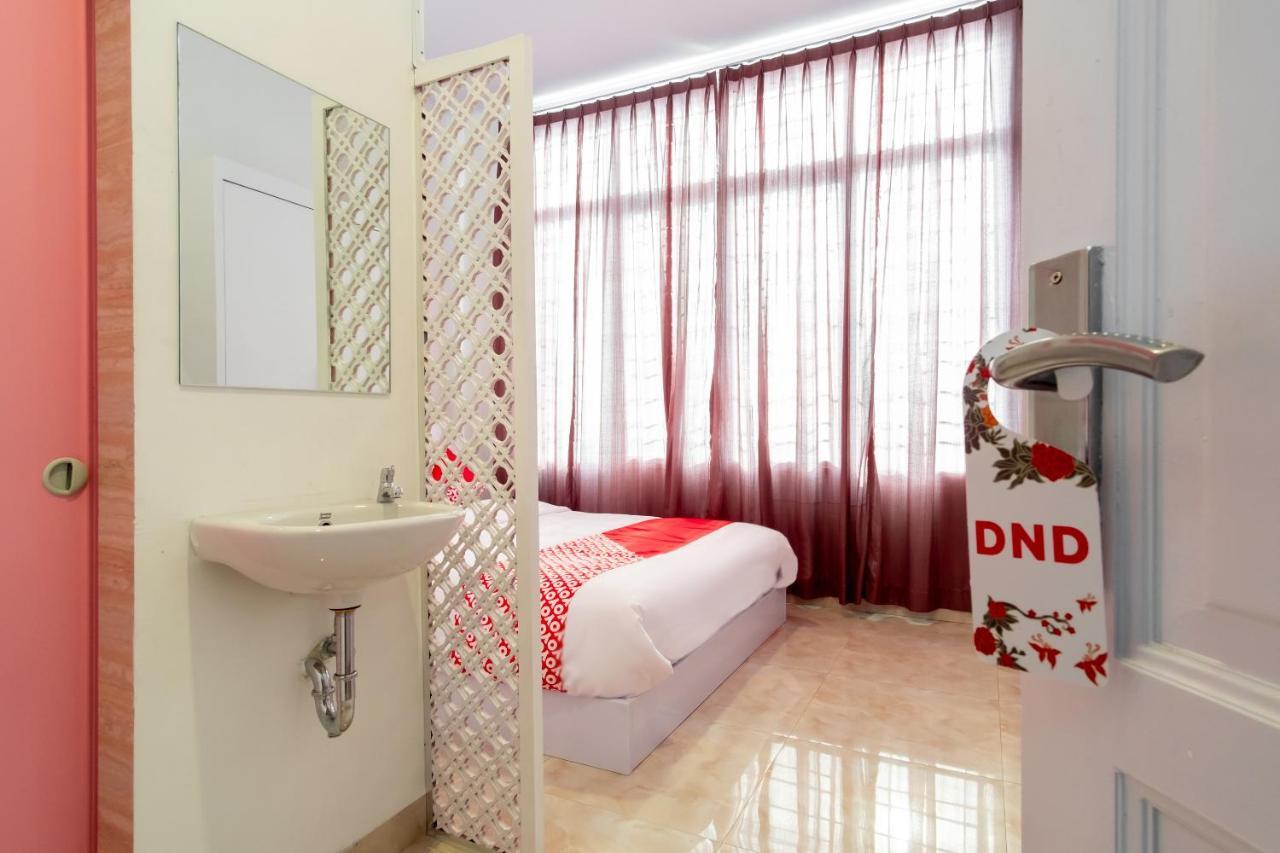 Oyo 1557 Bungas Guest House Medan Kültér fotó