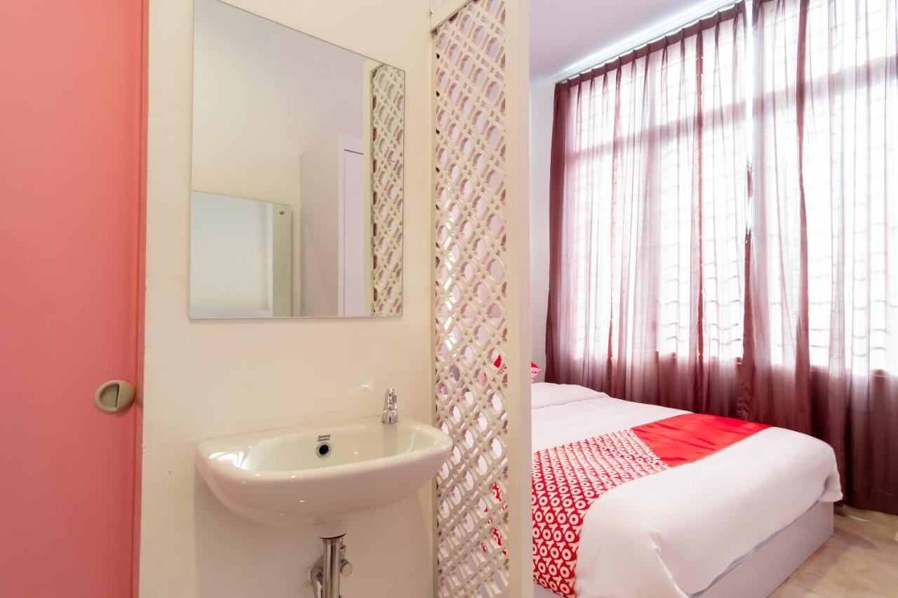 Oyo 1557 Bungas Guest House Medan Kültér fotó